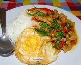 รูปขั้นตอนการทำที่ 7 ของ ข้าวผัดกะเพราหมู-ไข่ดาว