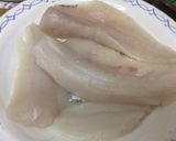 Foto del paso 1 de la receta Merluza con guisantes en amarillo 🐟