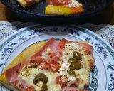 Foto del paso 7 de la receta: Pizza con tomate picado, jamón, queso y olivas