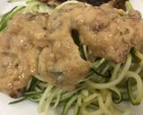 Foto del paso 2 de la receta: Espaguetis de zucchini con bechamel y adición de cebolla y tocineta