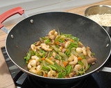 Foto del paso 5 de la receta: Wok de langostinos salteados con champiñones y trigueros