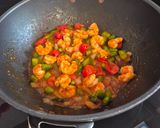 Foto del paso 3 de la receta Stir fry de gambas y espárragos al wok con miso picante