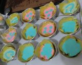 Foto langkah ke 2 dari resep Bolu kukus rainbow.