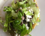 Foto del paso 4 de la receta: Huaraches de frijol con salsa verde, bistec y queso