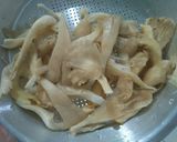 Foto langkah ke 1 dari resep Jamur Tiram Crispy (Kriuk Awet) - Takaran Sendok.