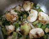 Foto del paso 3 de la receta: Arroz caldoso con bacalao, alcachofas y habas