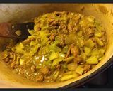 Une image de l'étape 2 de Porc aux pommes de terre et chou épices tajine.