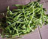 Gambar langkah 1 resipi Simple Pea Sprout Stir Fry.