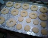 Foto langkah ke 4 dari resep Donat Fluffy.