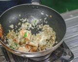 รูปขั้นตอนการทำที่ 12 ของ ข้าวผัด กะเพราคลุก กุ้ง กลิ่นหอมฟุ้ง รสชาติจัดจ้าน