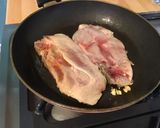 Une image de l'étape 2 de Cotes de porc crème et pruneaux.