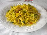Fideos chinos con verduras salteadas y longaniza