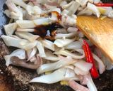 Gambar langkah 3 resipi Sotong masak halia.