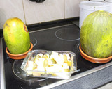 Foto del paso 7 de la receta: Ensalada de papaya y melón con pepinillos en vinagre