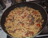 Foto del passaggio 3 della ricetta Pennette funghi e pomodorini