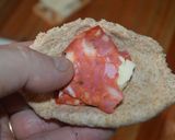 Foto del paso 4 de la receta: Bollitos de harina integral con queso y cantimpalo