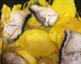 Foto del paso 5 de la receta: Emperador sobre lecho de patatas, cebolla y manzana con cúrcuma