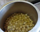 A picture of step 2 of Pindi Chole.