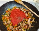 Foto del paso 4 de la receta Fideuá de verduras, champiñones y solomillo de cerdo