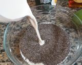 Foto langkah ke 2 dari resep Mango Yogurt Chia Seed Pudding.