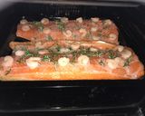 Foto del paso 3 de la receta: Salmón navideño con salsa de coco y camarones