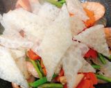 Hình bước làm 3 của món Bóng Bì Xào Tôm Thập Cẩm