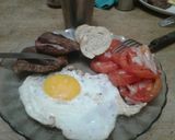 Foto del paso 4 de la receta: Bifes a la plancheta con huevos fritos y ensalada de tomate