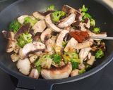 Foto del paso 2 de la receta: Salteado de champiñones, brócoli y ajetes con tahini y pasta harissa