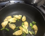 Foto del paso 3 de la receta: Arroz meloso con calamares y alcachofa