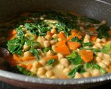 Une image de l'étape 3 de Curry de pois chiches, carottes et épinards.
