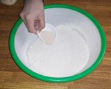 Foto langkah ke 2 dari resep Cara Membuat Adonan Roti yang Empuk & Mengembang.