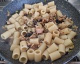 Foto del paso 4 de la receta Pasta con atún de mamá, cremosa (con cebollita de verdeo, alcaparras y aceitunas negras)