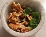 Foto del paso 2 de la receta: Espaguetis de calabacín, champiñones con pesto de nueces