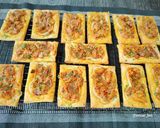 Foto del paso 8 de la receta: Tostadas de hojaldre con cebolla, atún y arenque en salsa de tomate