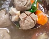 Foto langkah ke 3 dari resep Sup Ayam Bakso Sayuran Kuah Kuning.