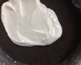 A picture of step 4 of Oreo Ice cream cake.