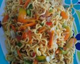 Foto langkah ke 7 dari resep Mie goreng sayur.