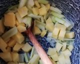 Kurkumás szárzellerkrémleves pirított dióval recept fázis 2 fotója