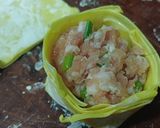 Hình bước làm 2 của món Hoành thánh cuộn bông hoa