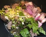 รูปขั้นตอนการทำที่ 3 ของ ลาบวุ้นเส้นเครื่องในไก่