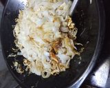 Foto langkah ke 3 dari resep Kwetiau goreng.