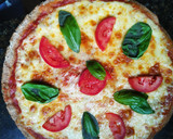 Foto del paso 5 de la receta: Pizza de masa integral con tomate y albahaca 🍕🌱🍅
