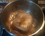 Foto del paso 3 de la receta: Cinta de lomo de cerdo con salsa de cebolla y almendras en olla