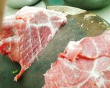 Hình bước làm 2 của món Thịt nạc dăm cây cuộn nấm áp chảo