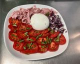 Une image de l'étape 8 de Salade de tomates à l'oignon rouge, jambon blanc, basilic et burrata.