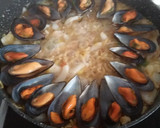 Foto del paso 8 de la receta: 🥘Fideuá de sepia 🦑, merluza🐟 y mejillones