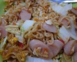 Foto langkah ke 5 dari resep IndoMie goreng nyemek pedas.