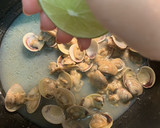 Foto del paso 3 de la receta: Espaguetis con almejas, cilantro y lima