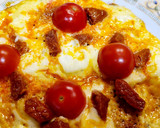 Foto del paso 5 de la receta: Tortilla abierta con quesos, sobrasada, cherrys y aguacate