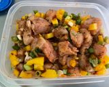 Une image de l'étape 11 de Poulet à la tomate, poivron jaune et cebettes.